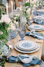 L'Art de la Table à la Mode Bridgerton : L'Élégance Royale à travers les Sets de Table Brodés
