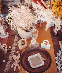 Le retour à l'authenticité : Comment intégrer des éléments vintage et personnels dans votre décoration de table