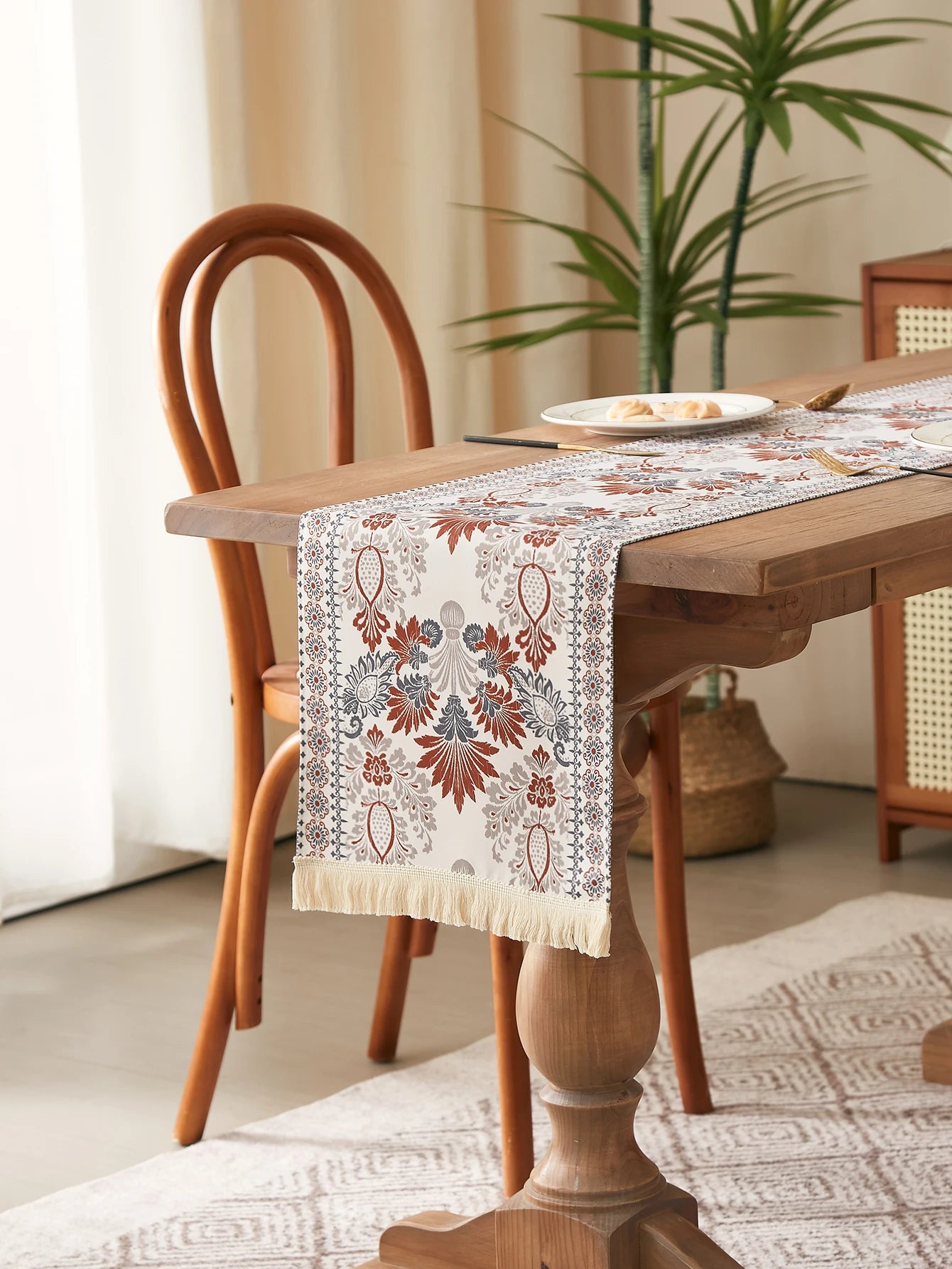Chemin de table Motifs floraux avec pompons – Style rétro haut de gamme et luxueux