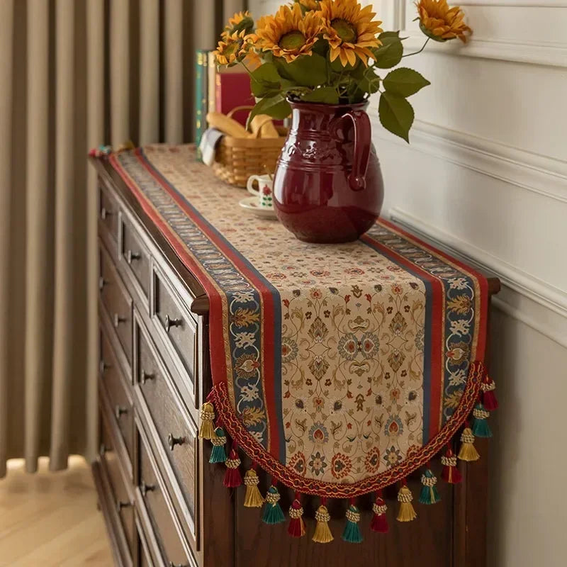 Chemin de table et commode rétro antique à pompoms