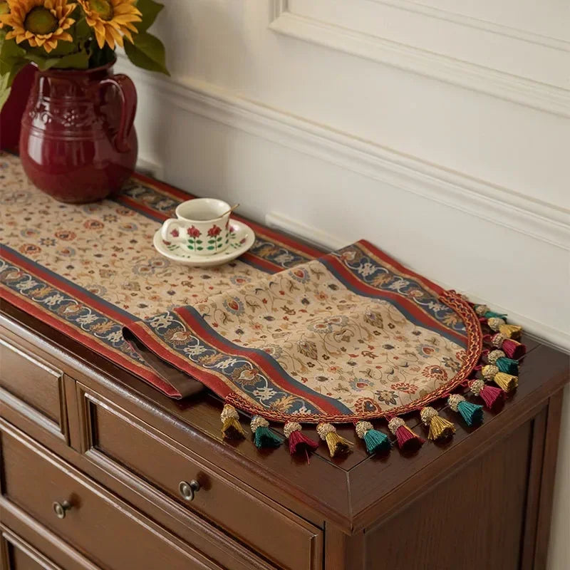 Chemin de table et commode rétro antique à pompoms