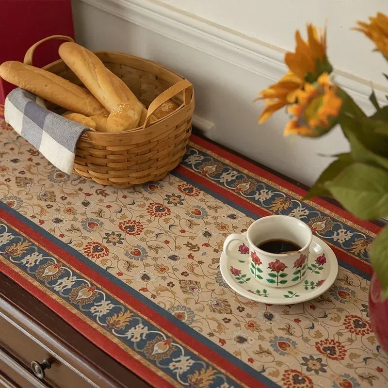 Chemin de table et commode rétro antique à pompoms