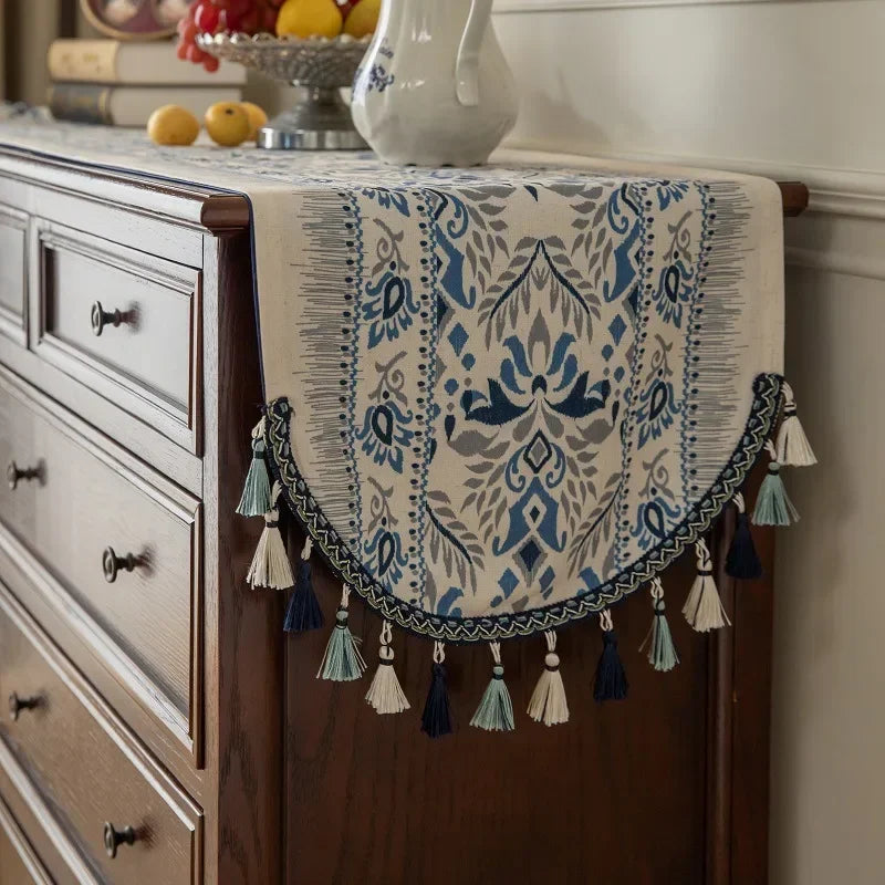 Chemin de table et commode rétro antique à pompoms