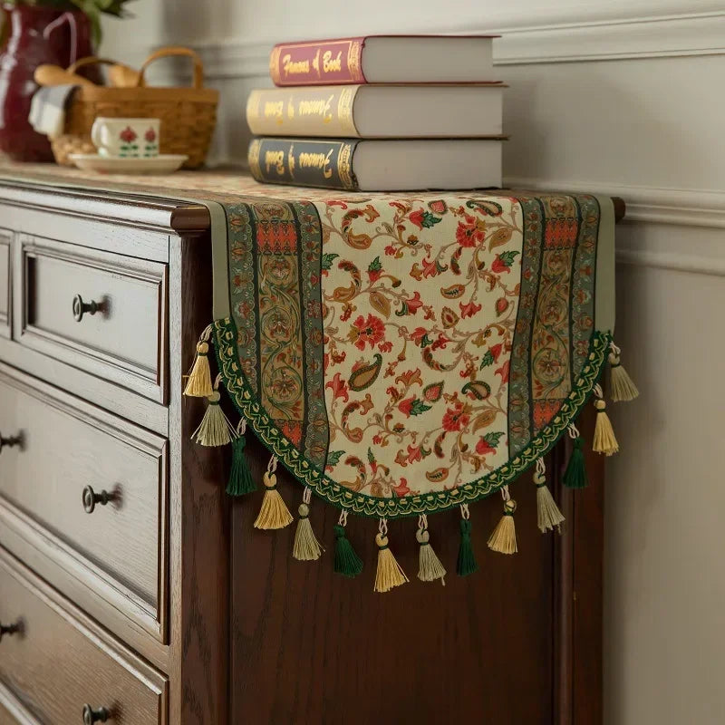 Chemin de table et commode rétro antique à pompoms