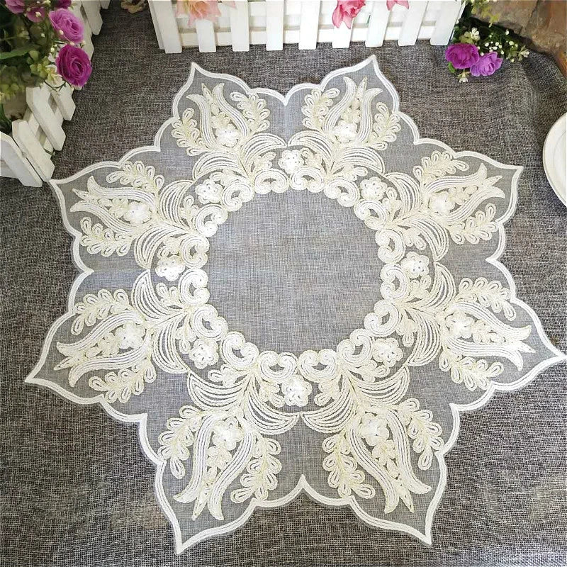 Set de table rond brodé en dentelle