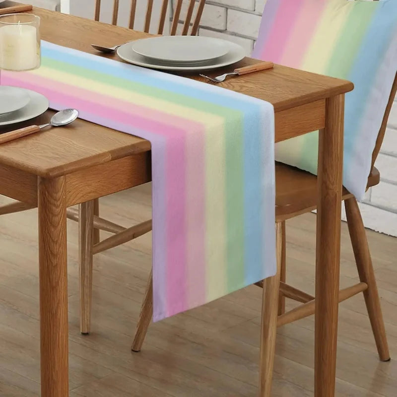 chemin de table arc en ciel bord sur une table