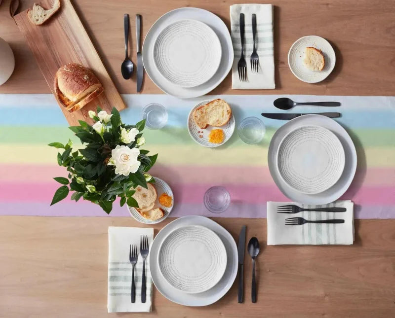 chemin de table arc en ciel sur table pendant un repas