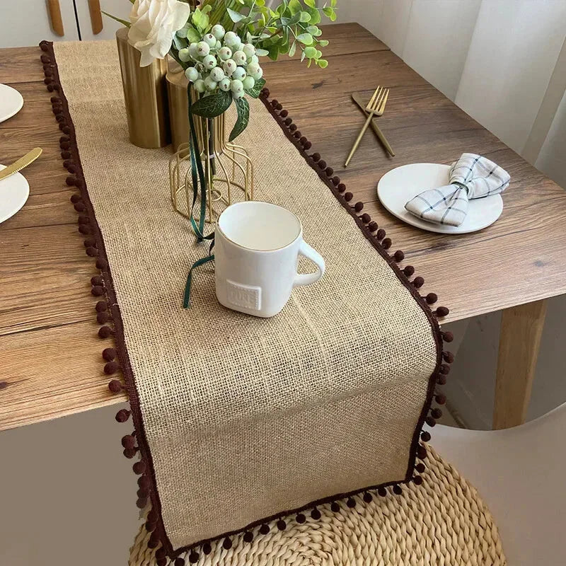 chemin de table en jute colorés sur table