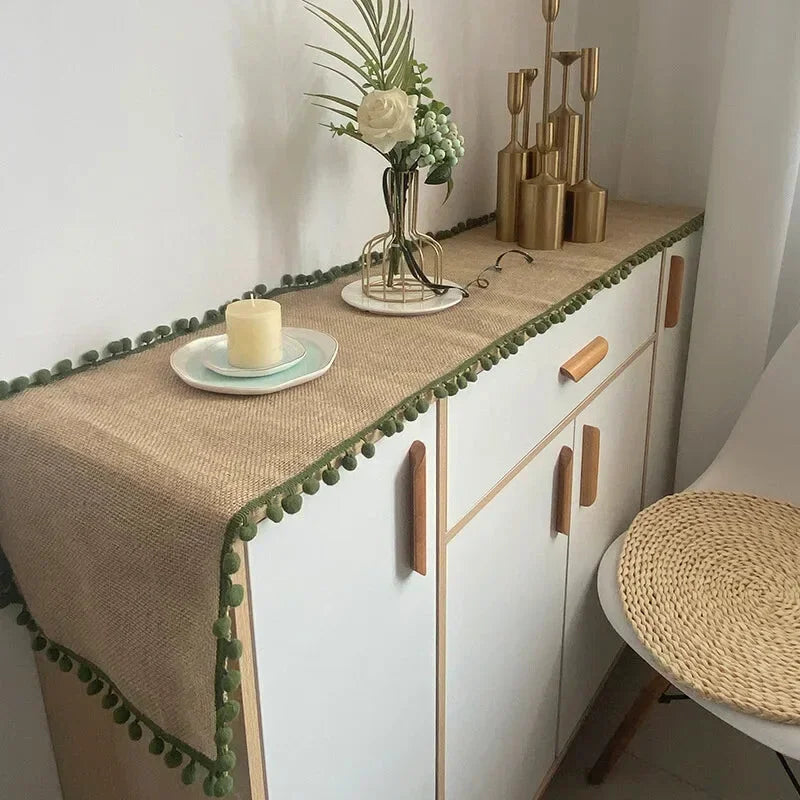chemin de table en jute colorés sur commode